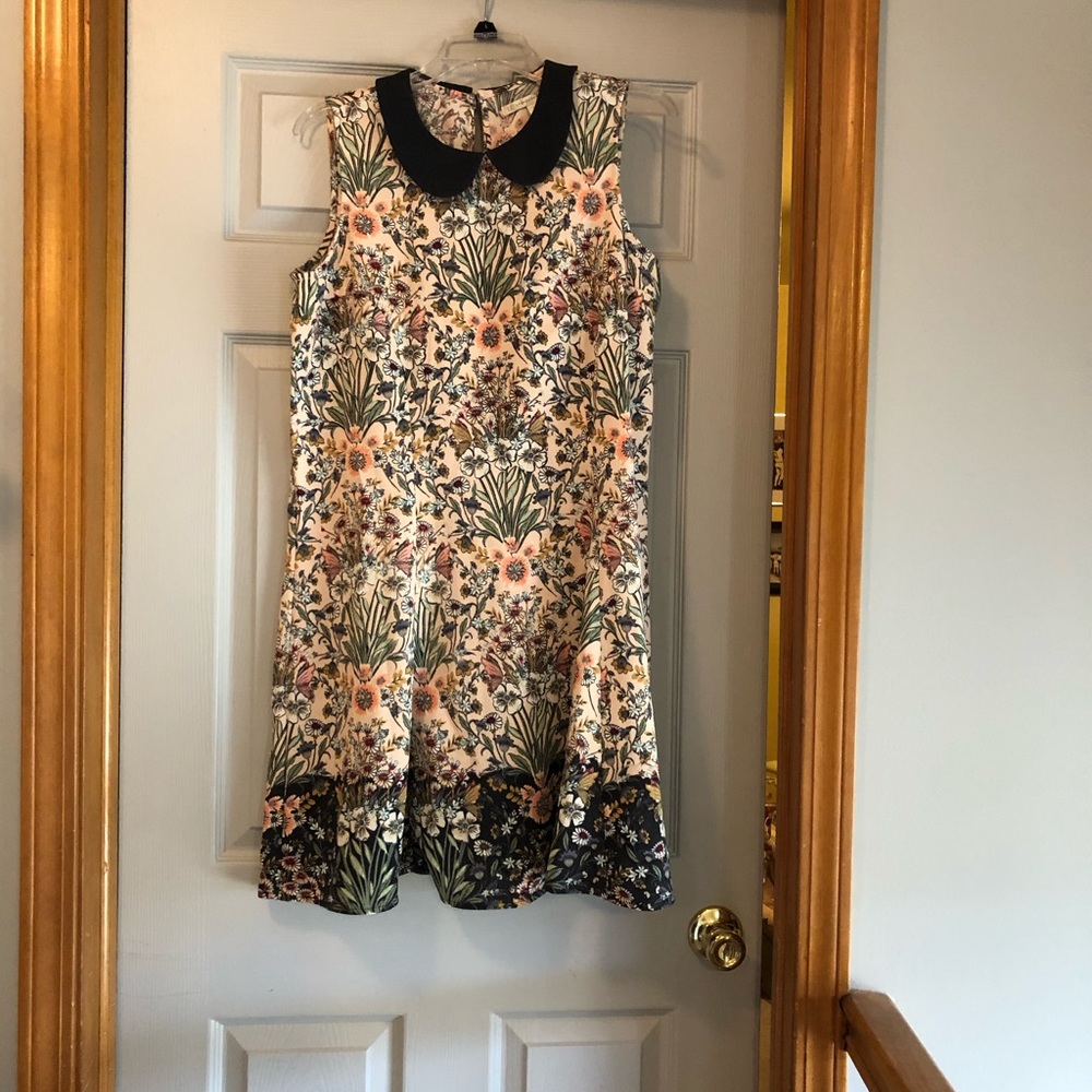 Floral sleeveless dress with Peter Pan collar